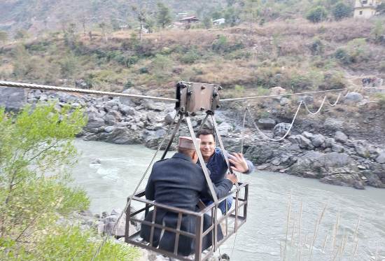 एडीसी झूलापुल पार करते हुए एडीसी झूलापुल पार करते हुए