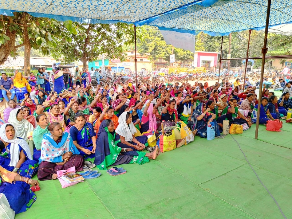 स्वच्छता दीदी मांगों को लेकर प्रदर्शन करते हुए। स्वच्छता दीदी मांगों को लेकर प्रदर्शन करते हुए।