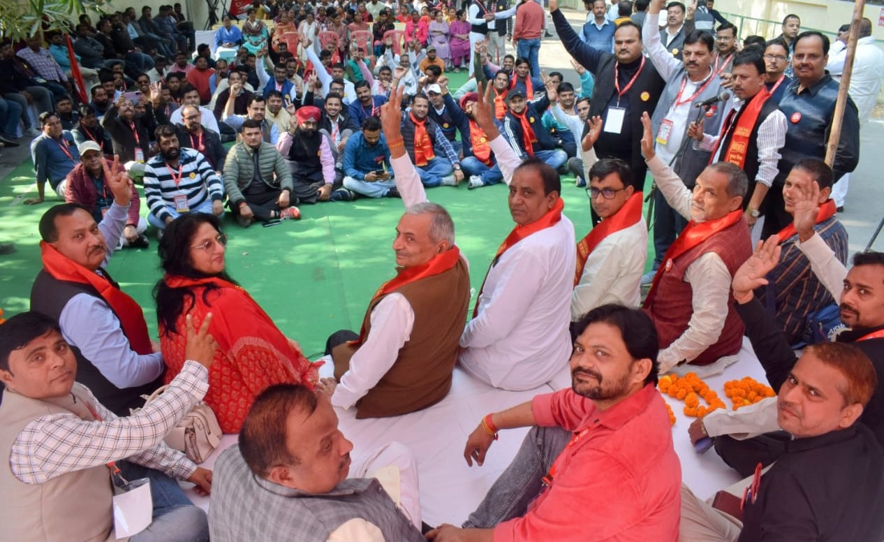 मंडल रेल प्रबंधक कार्यालय के बाहर जनसभा में नॉर्दर्न रेलवे मेंस यूनियन के पदाधिकारी मंडल रेल प्रबंधक कार्यालय के बाहर जनसभा में नॉर्दर्न रेलवे मेंस यूनियन के पदाधिकारी