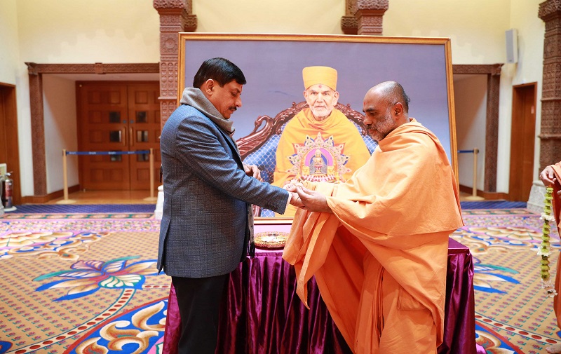 लंदन में स्वामी नारायण मंदिर में मुख्यमंत्री लंदन में स्वामी नारायण मंदिर में मुख्यमंत्री