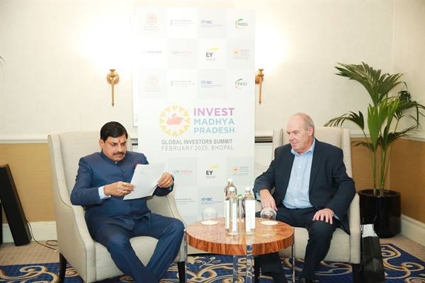 लंदन में निवेशकों से चर्चा करते हुए मुख्यमंत्री डॉ. मोहन यादव लंदन में निवेशकों से चर्चा करते हुए मुख्यमंत्री डॉ. मोहन यादव