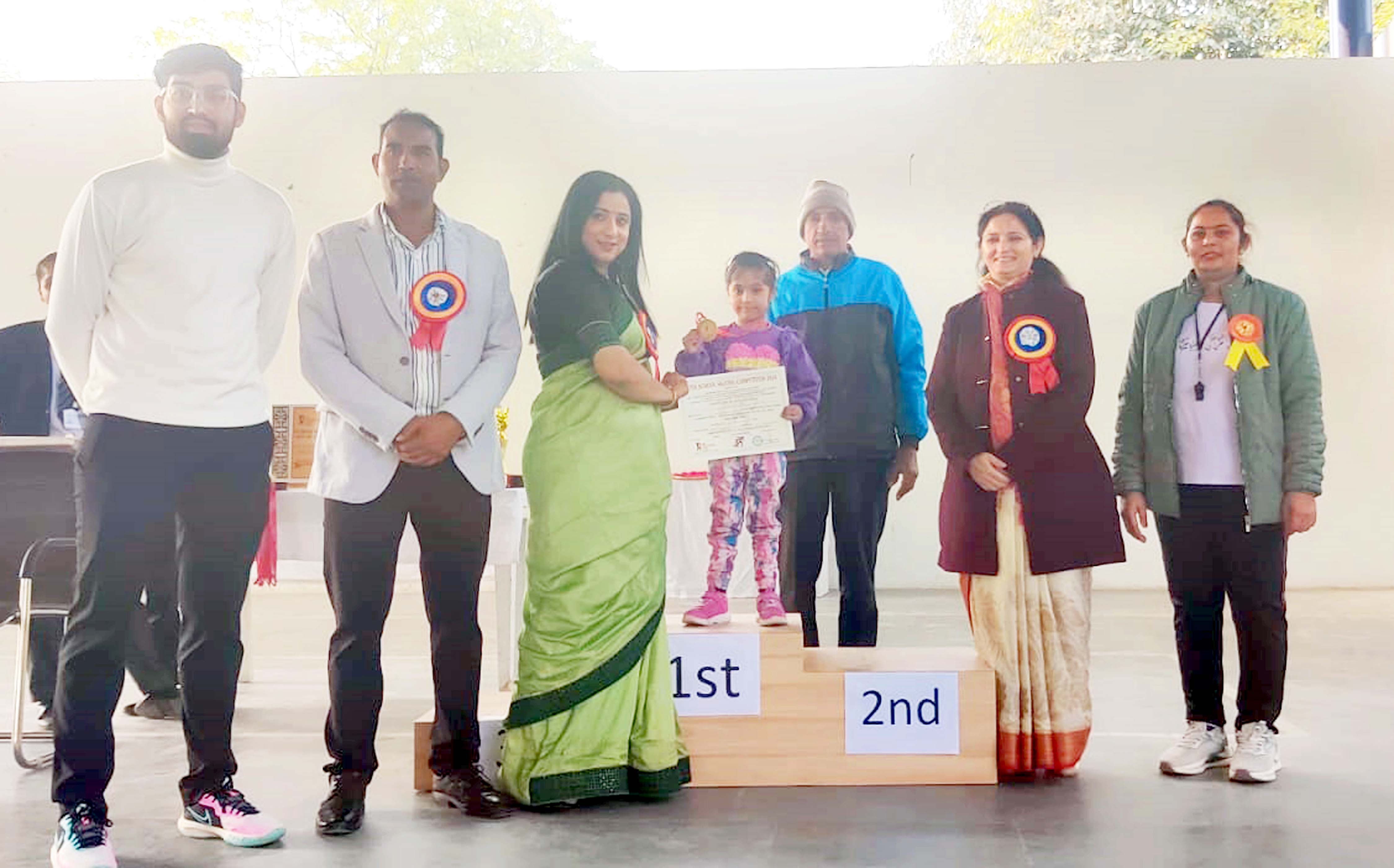 होली चाइल्ड स्कूल में आयोजित इंटर स्कूल प्रतियोगिता में छात्रा चेशना को गोल्ड मेडल प्रदान करते हुए अतिथिगण। होली चाइल्ड स्कूल में आयोजित इंटर स्कूल प्रतियोगिता में छात्रा चेशना को गोल्ड मेडल प्रदान करते हुए अतिथिगण।