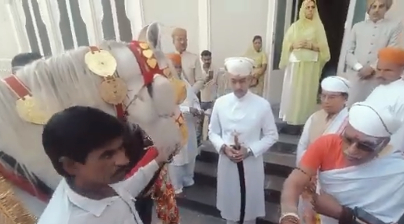 मेवाड़ पूर्व राजपरिवार विवाद: धूणी दर्शन नहीं हुए, एकलिंगजी के दर्शन कर शोक भंग की रस्म पूरी मेवाड़ पूर्व राजपरिवार विवाद: धूणी दर्शन नहीं हुए, एकलिंगजी के दर्शन कर शोक भंग की रस्म पूरी