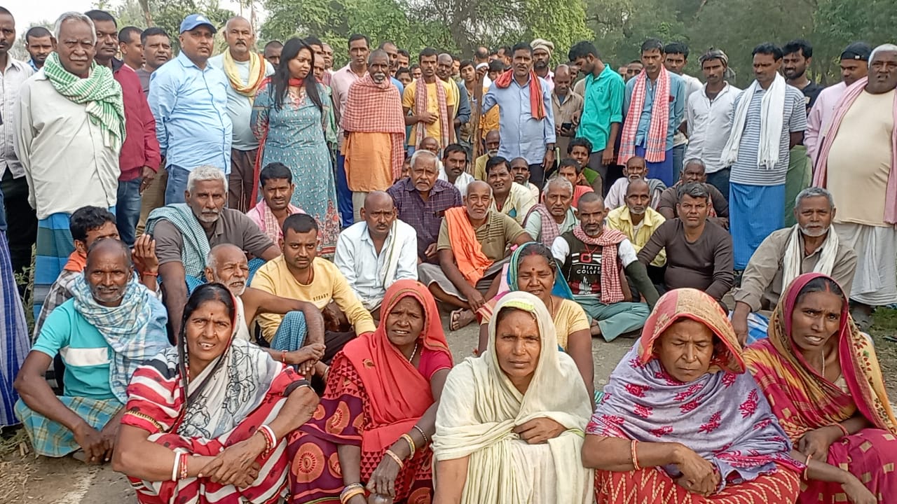 प्रदर्शन करते ग्रामीण