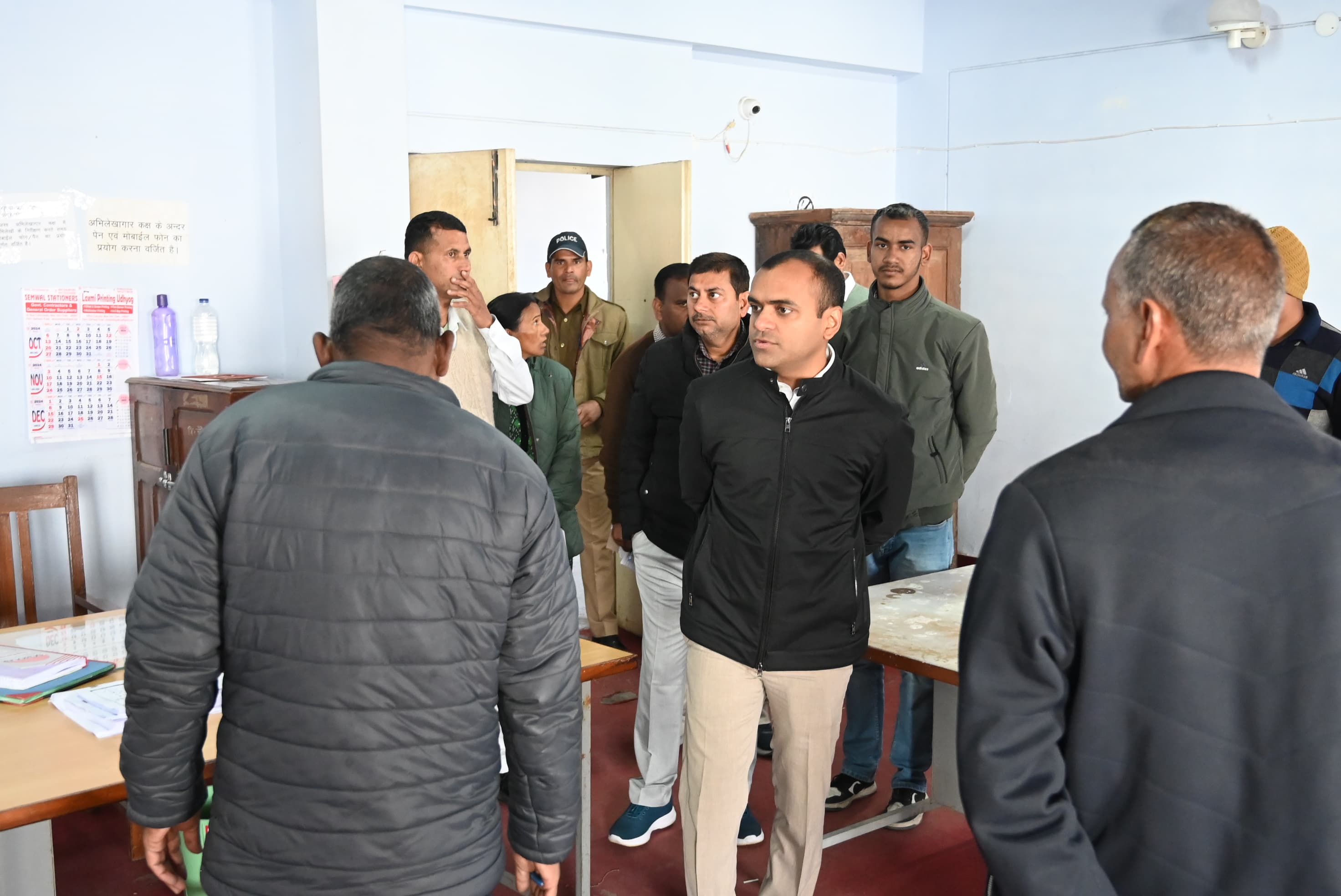 फोटो कैप्शन-28 एनटीएच 23-बुधवार को डीएम मयूर दीक्षित ने जिला मुख्यालय नई टिहरी के कार्यालयों का किया निरीक्षण फोटो कैप्शन-28 एनटीएच 23-बुधवार को डीएम मयूर दीक्षित ने जिला मुख्यालय नई टिहरी के कार्यालयों का किया निरीक्षण