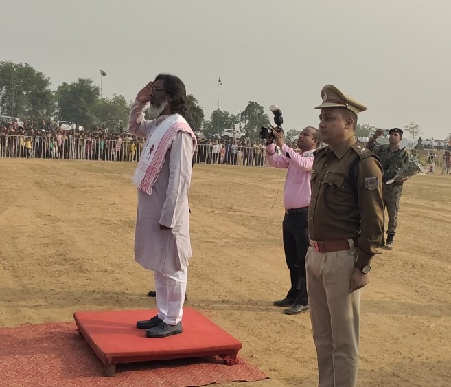 गॉड ऑफ़ ऑनर लेते मुख्यमंत्री गॉड ऑफ़ ऑनर लेते मुख्यमंत्री
