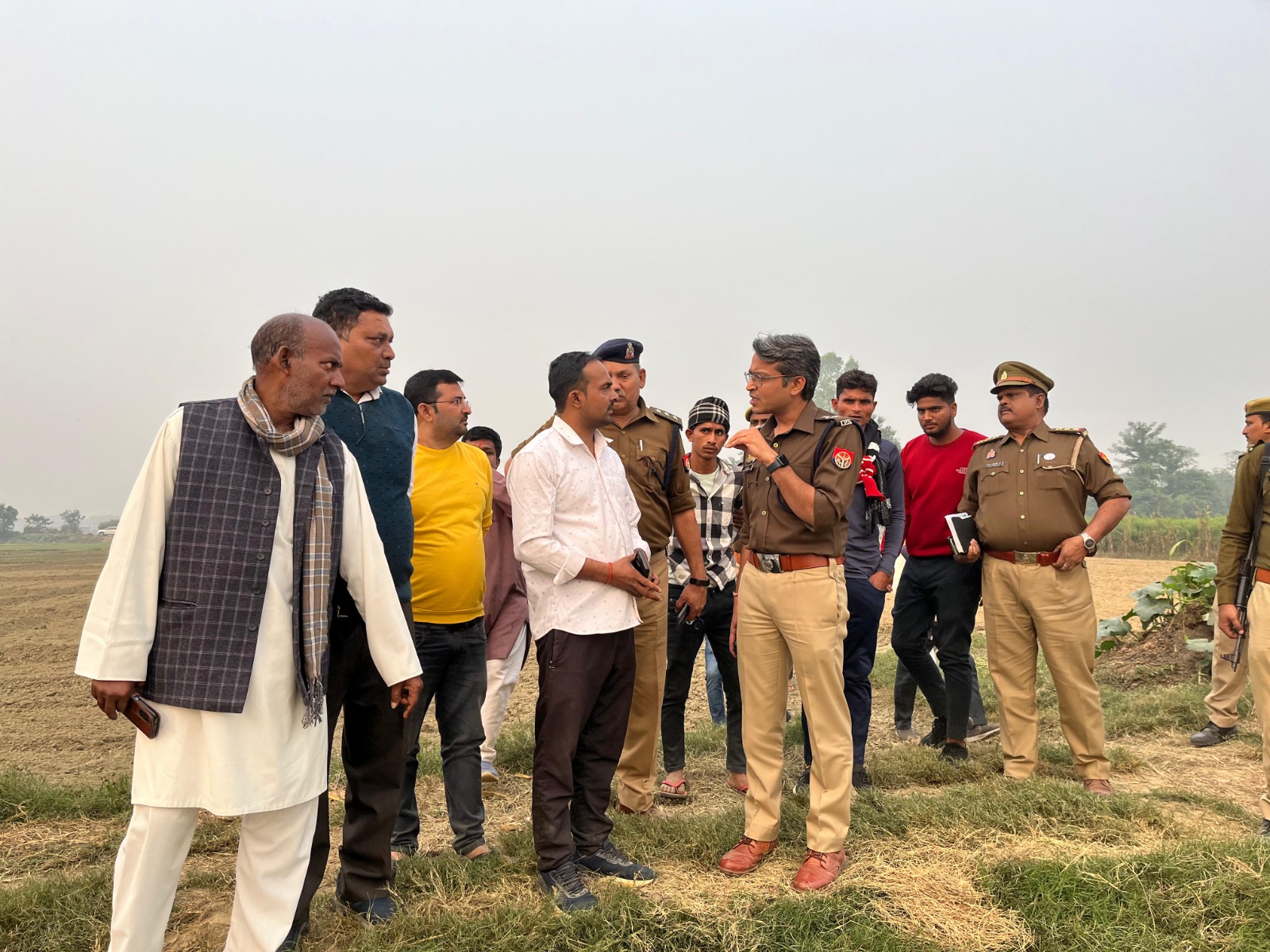 पुलिस अधीक्षक मौके पर पहुंचकर जांच करते पुलिस अधीक्षक मौके पर पहुंचकर जांच करते