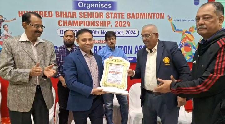 बैठक करते जिलाधिकारी बैठक करते जिलाधिकारी