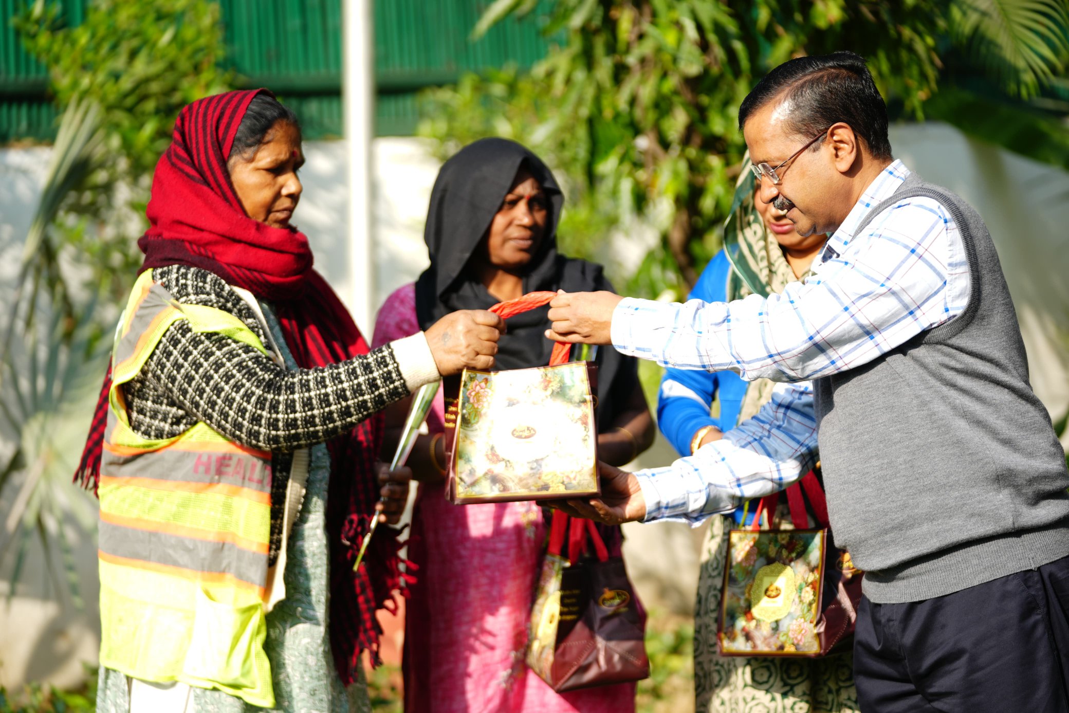 सफाई कर्मचारियों से मुलाकात करते हुए अरविंद केजरीवाल सफाई कर्मचारियों से मुलाकात करते हुए अरविंद केजरीवाल