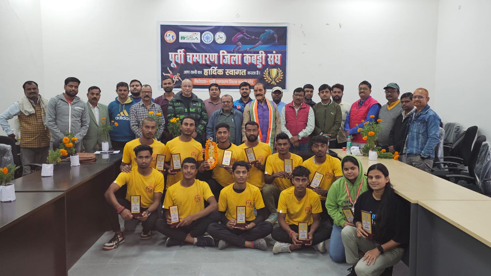 कबड्डी टीम का स्वागत करते लोग कबड्डी टीम का स्वागत करते लोग