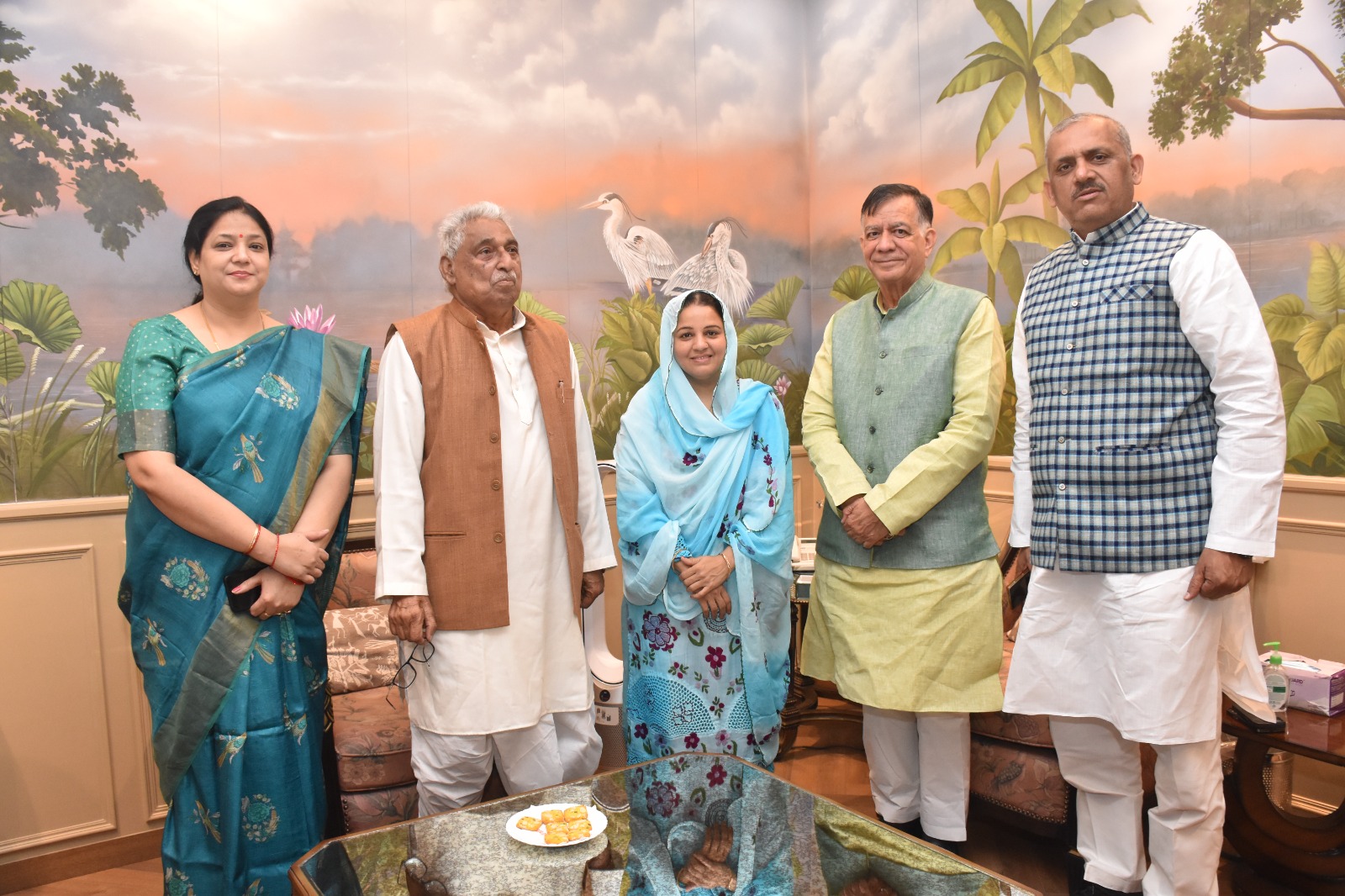 नसीम सोलंकी को सदस्यता दिलाते विधानसभा अध्यक्ष सतीश महाना नसीम सोलंकी को सदस्यता दिलाते विधानसभा अध्यक्ष सतीश महाना