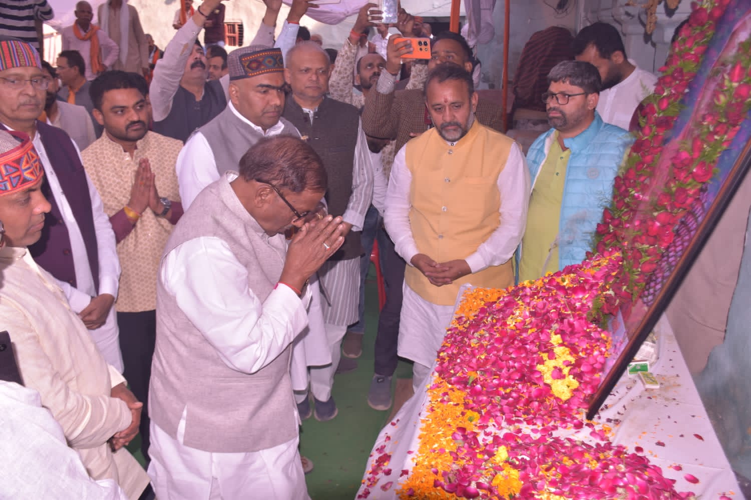 संगठन महामंत्री चंद्रशेखर जी के पैतृक आवास ग्राम महुआ में उनकी दिवंगत माता को श्रद्धांजलि अर्पित करते असम के राज्यपाल लक्ष्मण आचार्य संगठन महामंत्री चंद्रशेखर जी के पैतृक आवास ग्राम महुआ में उनकी दिवंगत माता को श्रद्धांजलि अर्पित करते असम के राज्यपाल लक्ष्मण आचार्य