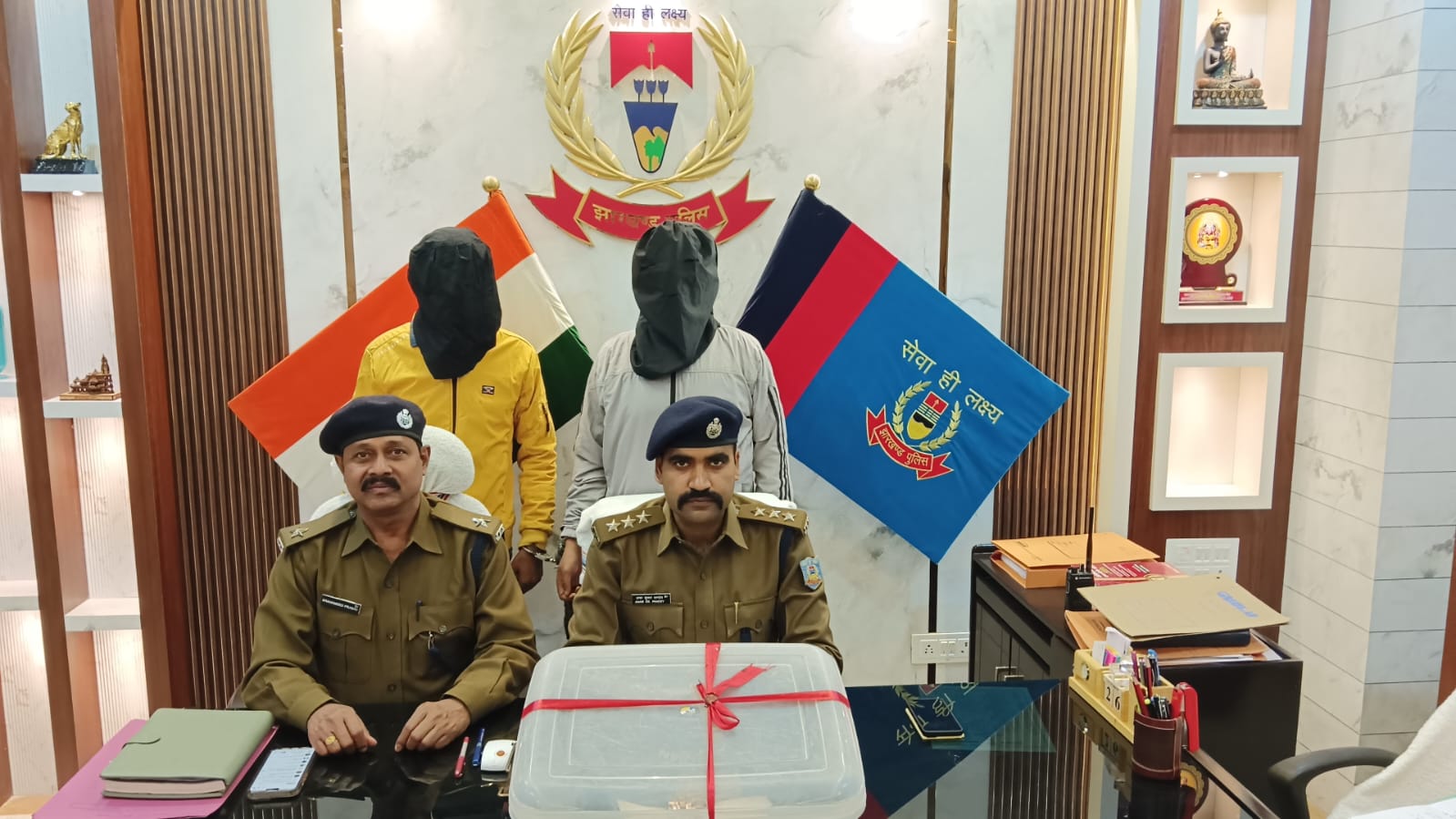 घटना की जानकारी देते डीएसपी घटना की जानकारी देते डीएसपी