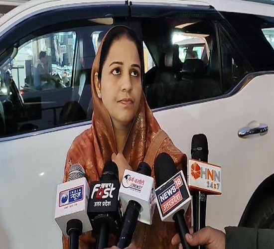 कानपुर: मीडिया से बात करते हुए सीसामऊ विधायिका नसीम सोलंकी का छाया चित्र कानपुर: मीडिया से बात करते हुए सीसामऊ विधायिका नसीम सोलंकी का छाया चित्र
