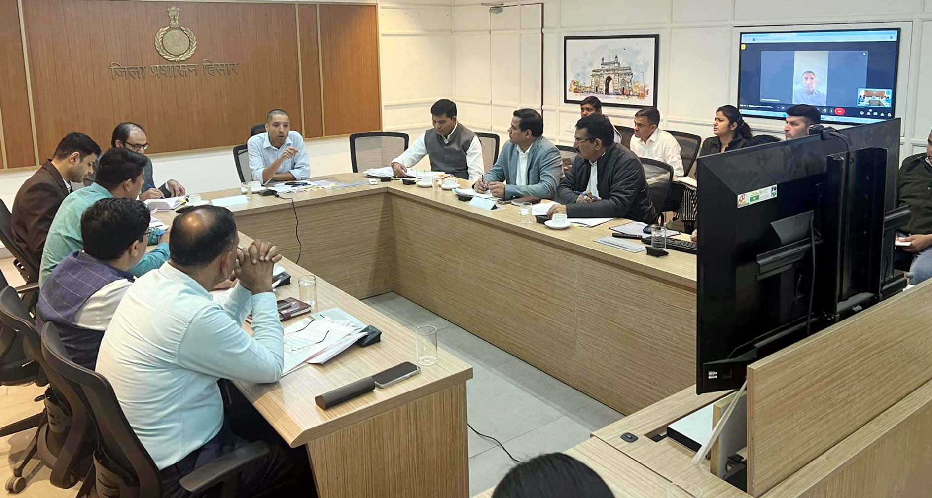 बैठक में राजस्व विभाग के अधिकारियों को निर्देश देते उपायुक्त अनीश यादव। बैठक में राजस्व विभाग के अधिकारियों को निर्देश देते उपायुक्त अनीश यादव।