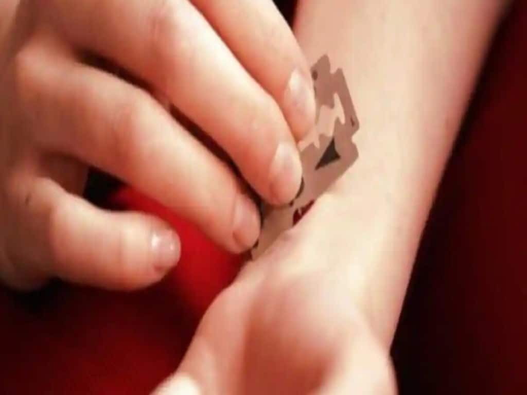 युवक ने काटी हाथ की नस युवक ने काटी हाथ की नस
