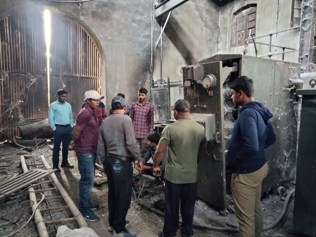 घटनास्थल पर मौजूद कर्मी घटनास्थल पर मौजूद कर्मी