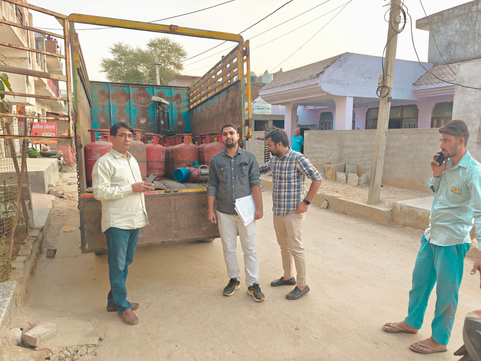 रसद विभाग की कार्रवाई: रसोई गैस सिलेंडर के अवैध भंडारण एवं अवैध रीफिलिंग का किया पर्दाफाश