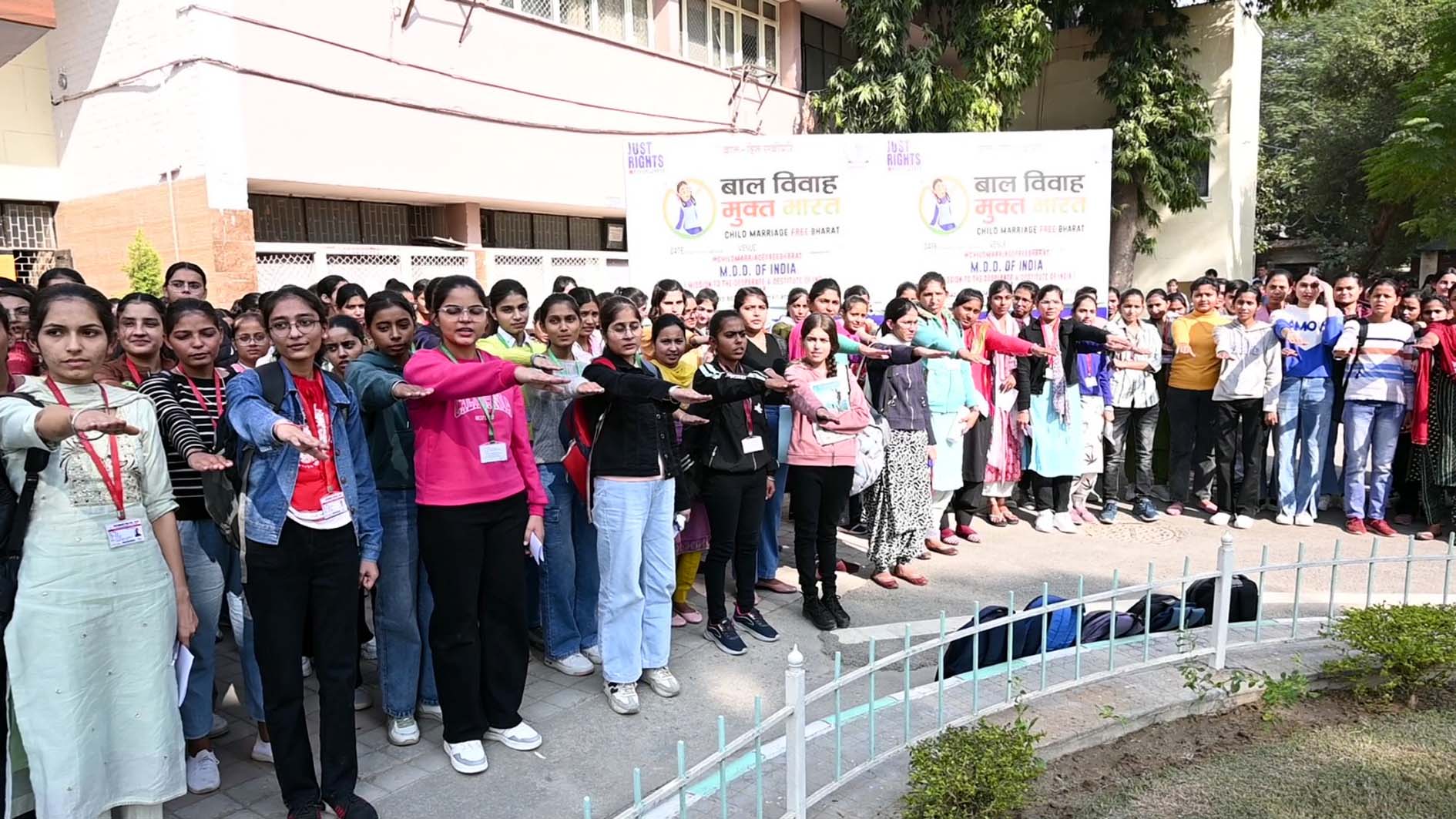 कार्यक्रम में उपस्थित अतिथि व छात्र। कार्यक्रम में उपस्थित अतिथि व छात्र।