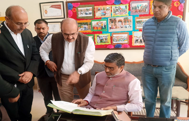 हरियाणा के शिक्षा मंत्री महीपाल ढांडा पंचकूला स्कूल में रिकार्ड की जांच करते हुए हरियाणा के शिक्षा मंत्री महीपाल ढांडा पंचकूला स्कूल में रिकार्ड की जांच करते हुए