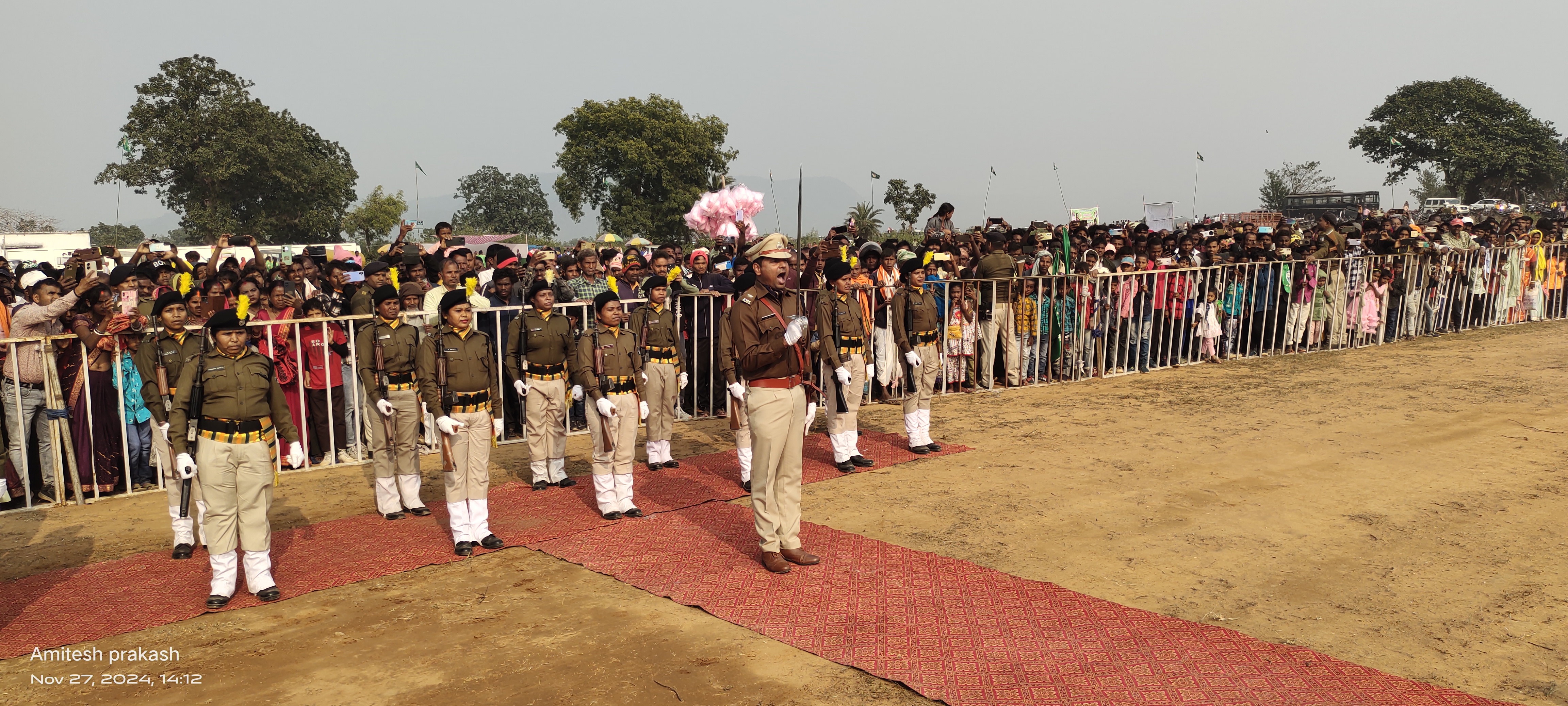 गार्ड ऑफ ऑनर में शामिल पुलिस पदाधिकारी गार्ड ऑफ ऑनर में शामिल पुलिस पदाधिकारी