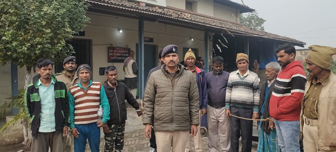 पुलिस गिरफ्त में शराब कारोबारी पुलिस गिरफ्त में शराब कारोबारी