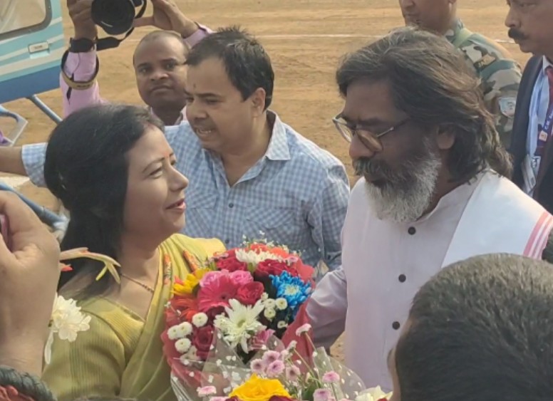 मुख्यमंत्री का स्वागत करती विधायक ममता देवी मुख्यमंत्री का स्वागत करती विधायक ममता देवी
