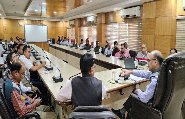 अधिकारियों की बैठक लेते उपायुक्त डा. विवेक भारती। अधिकारियों की बैठक लेते उपायुक्त डा. विवेक भारती।