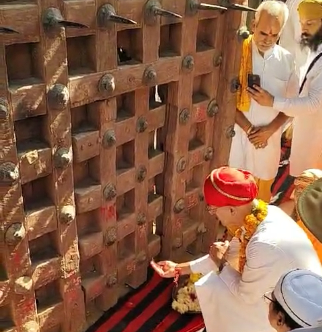 मेवाड़ पूर्व राजपरिवार विवाद: धूणी दर्शन नहीं हुए, एकलिंगजी के दर्शन कर शोक भंग की रस्म पूरी मेवाड़ पूर्व राजपरिवार विवाद: धूणी दर्शन नहीं हुए, एकलिंगजी के दर्शन कर शोक भंग की रस्म पूरी