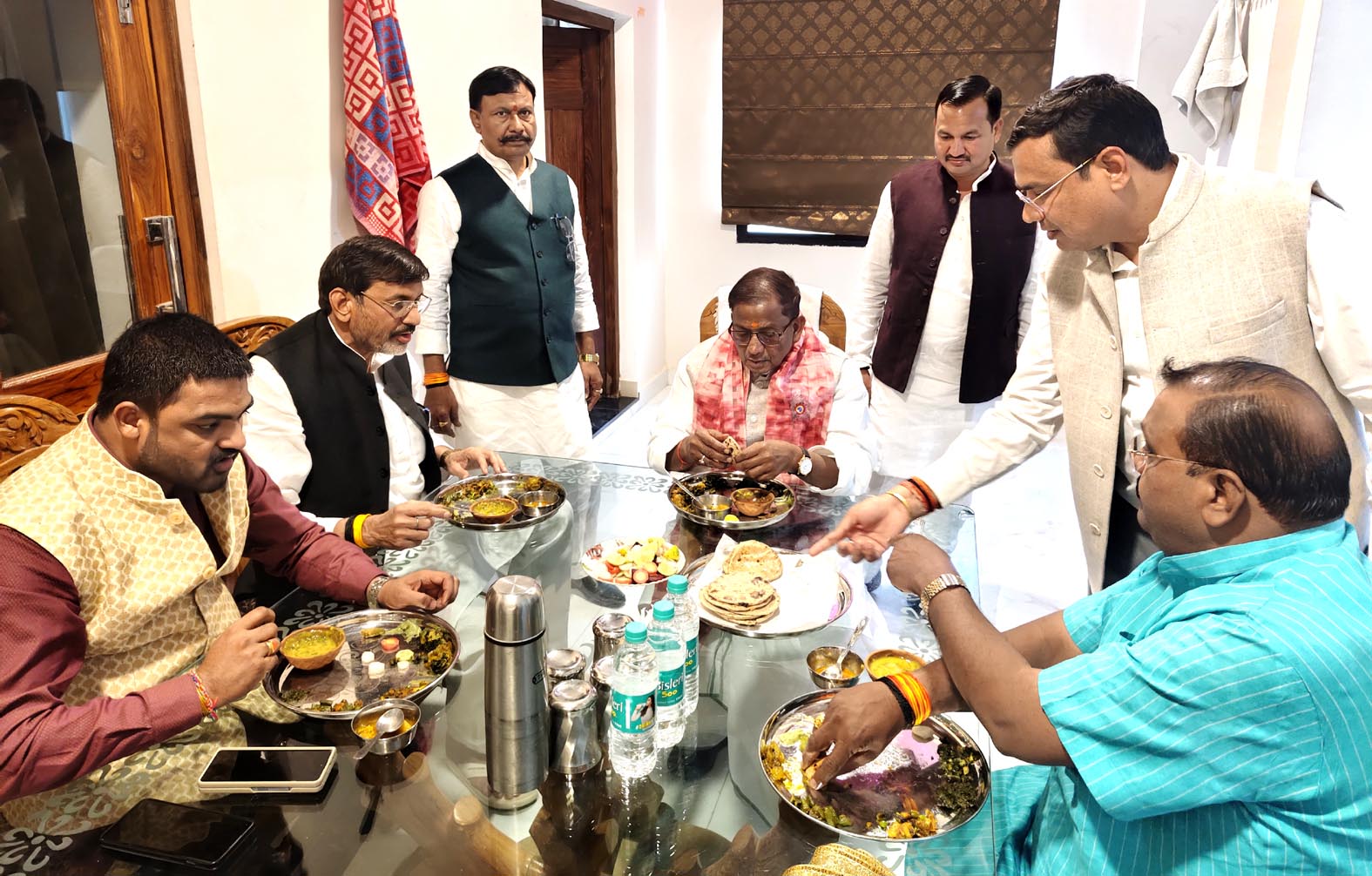 असम के राज्यपाल लक्ष्मण दास आचार्य को जमकर लिया बुंदेली व्यंजनों का जायका असम के राज्यपाल लक्ष्मण दास आचार्य को जमकर लिया बुंदेली व्यंजनों का जायका