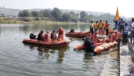 चित्तौड़गढ़ शहर में बुधवार को गंभीरी नदी पर आपदा प्रबंधन के तहत मॉक ड्रिल। चित्तौड़गढ़ शहर में बुधवार को गंभीरी नदी पर आपदा प्रबंधन के तहत मॉक ड्रिल।