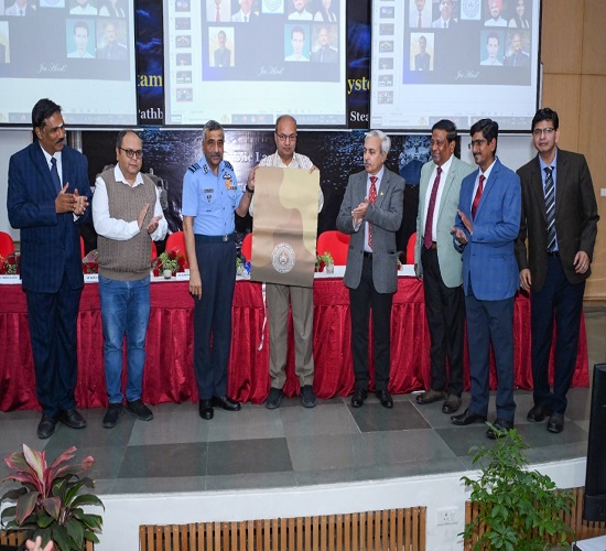 आईआईटी कानपुर में अनलक्ष्य मेटामटेरियल सरफेस क्लोकिंग सिस्टम लांचिंग का दृश्य आईआईटी कानपुर में अनलक्ष्य मेटामटेरियल सरफेस क्लोकिंग सिस्टम लांचिंग का दृश्य