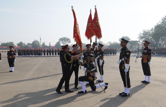 थल सेनाध्यक्ष जनरल उपेंद्र द्विवेदी मैकेनाइज्ड इन्फेंट्री की चार बटालियनों को राष्ट्रपति ध्वज प्रदान करते हुए थल सेनाध्यक्ष जनरल उपेंद्र द्विवेदी मैकेनाइज्ड इन्फेंट्री की चार बटालियनों को राष्ट्रपति ध्वज प्रदान करते हुए