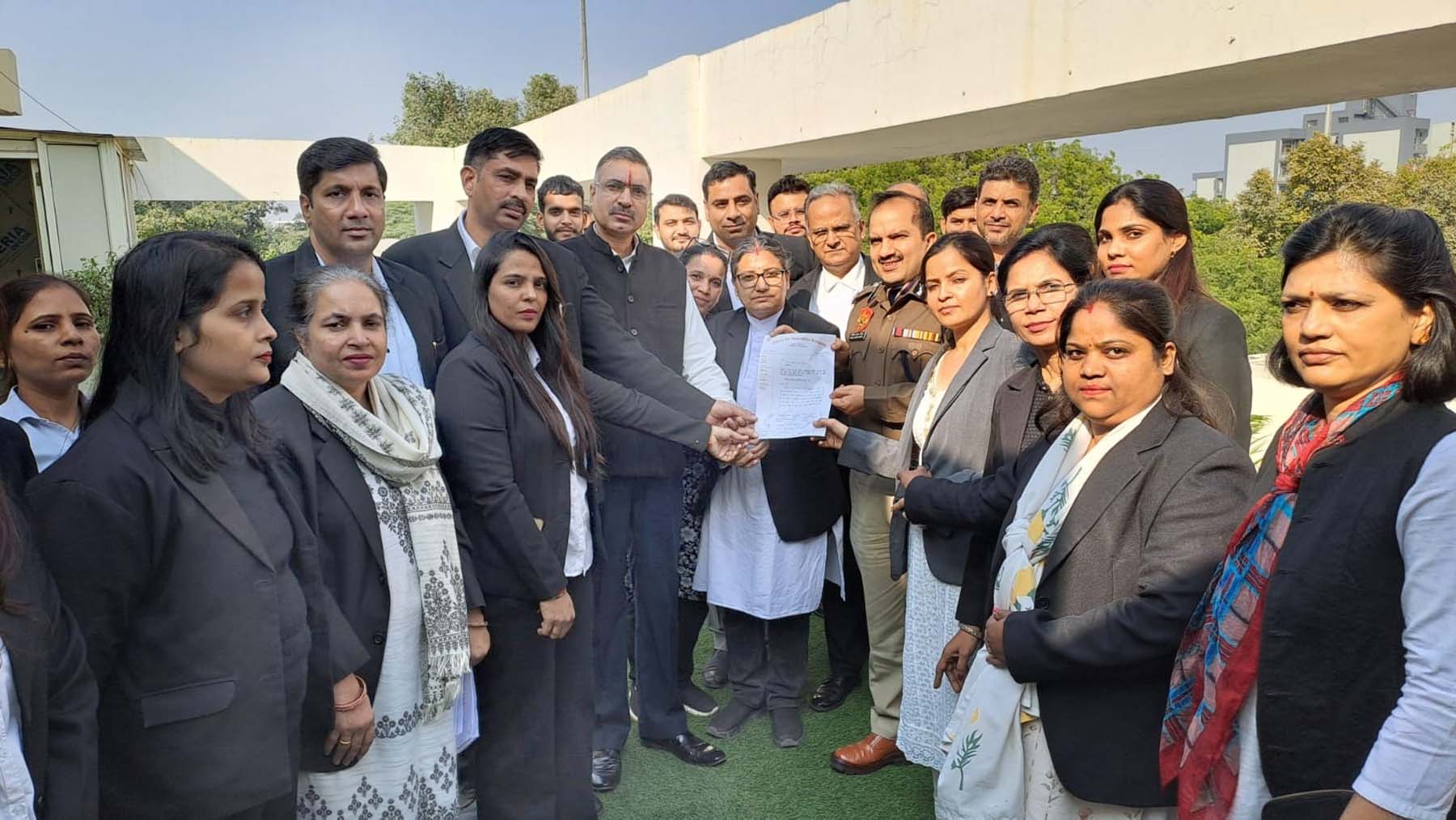फोटो नंबर-06: गुरुग्राम के खंड पटौदी में महिला वकील की हत्या के मामले में सीपी को ज्ञापन सौंपते वकील। फोटो नंबर-06: गुरुग्राम के खंड पटौदी में महिला वकील की हत्या के मामले में सीपी को ज्ञापन सौंपते वकील।