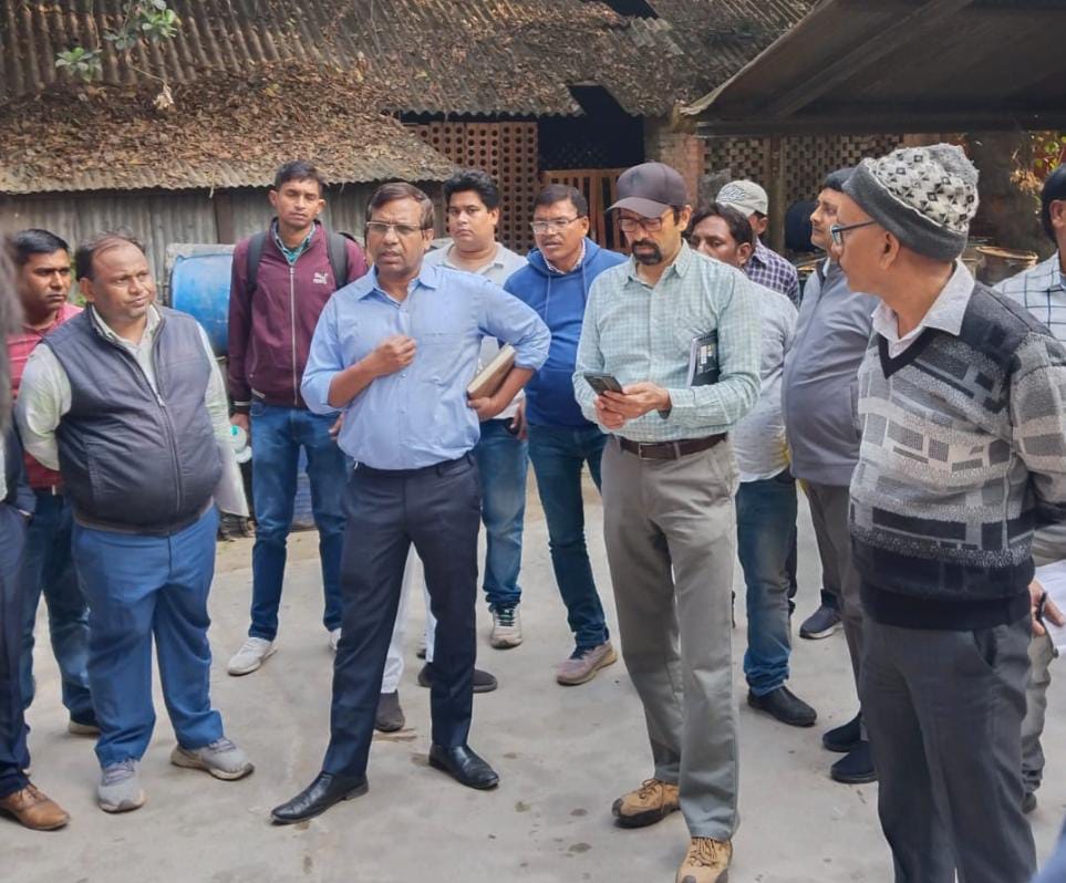 निरीक्षण करते हुए डीआरएम निरीक्षण करते हुए डीआरएम