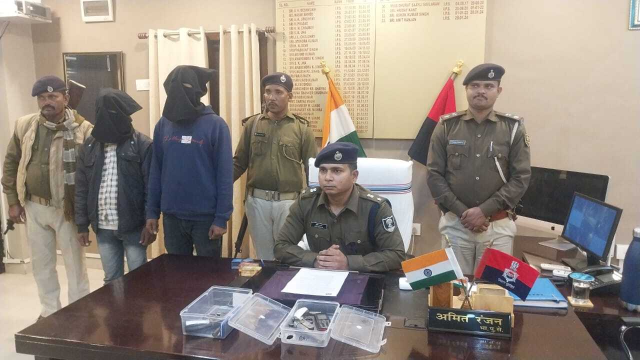 अररिया पुलिस को मिली बड़ी कामयाबी, कुख्यात अपराधी दिनेश राठौर का भाई जितेंद्र के साथ राकेश गिरफ्तार अररिया पुलिस को मिली बड़ी कामयाबी, कुख्यात अपराधी दिनेश राठौर का भाई जितेंद्र के साथ राकेश गिरफ्तार