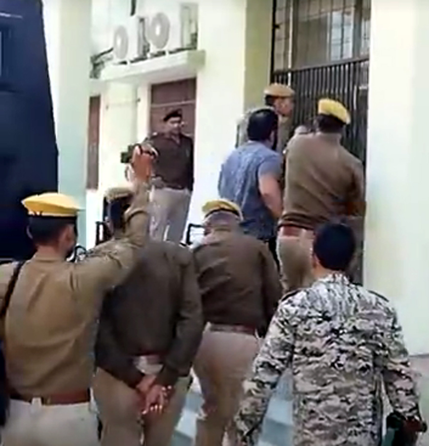 सालासर मंदिर के पूजारी के घर पर फायरिंग मामले में हार्डकोर अपराधी को 7 साल की सजा सालासर मंदिर के पूजारी के घर पर फायरिंग मामले में हार्डकोर अपराधी को 7 साल की सजा