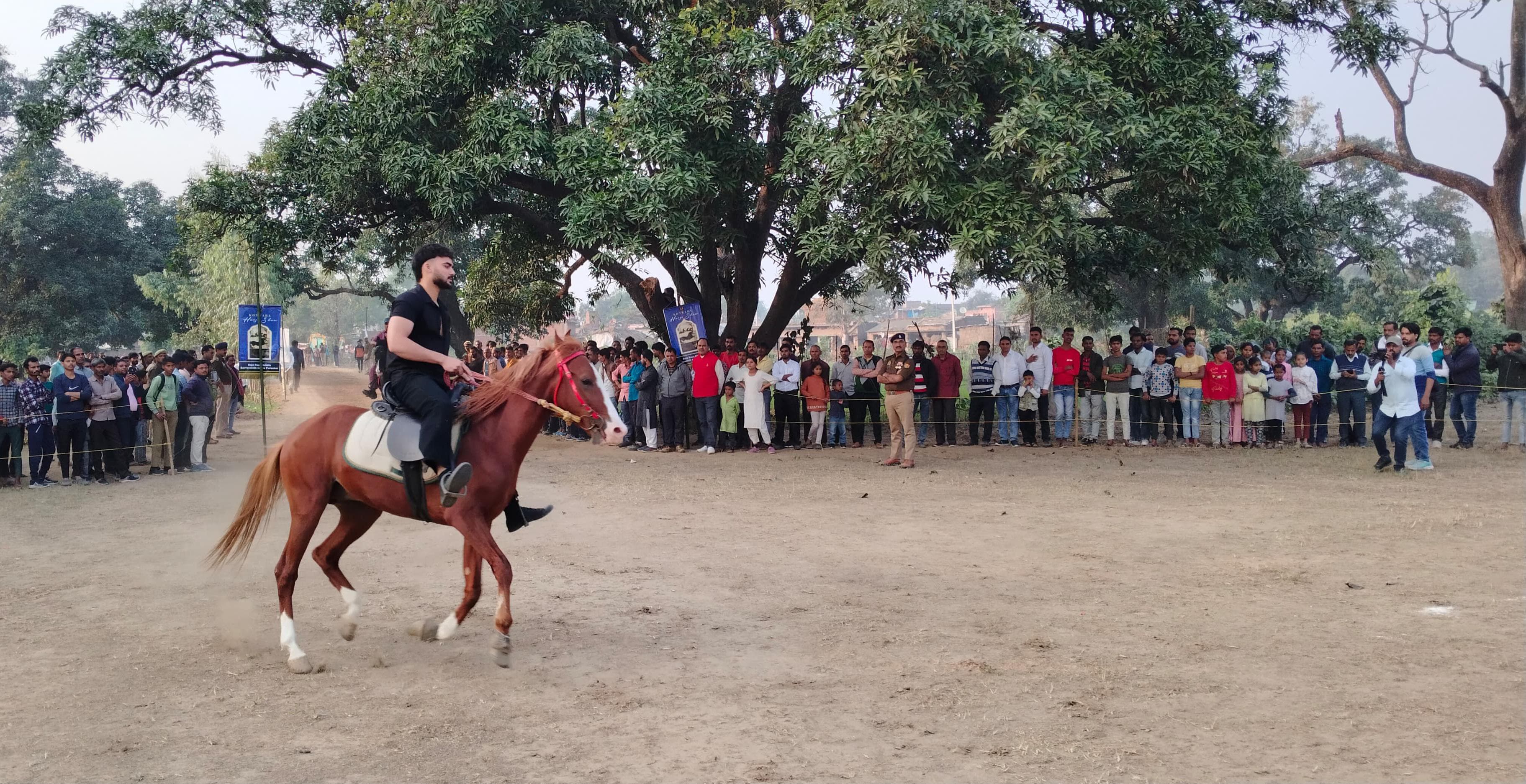 खीरी में हार्स शो, घोड़ों की दौड़ देख दर्शकों में दिखा उत्साह खीरी में हार्स शो, घोड़ों की दौड़ देख दर्शकों में दिखा उत्साह