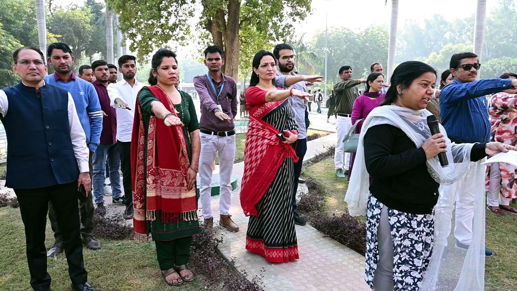 कार्यक्रम में उपस्थित अतिथि। कार्यक्रम में उपस्थित अतिथि।