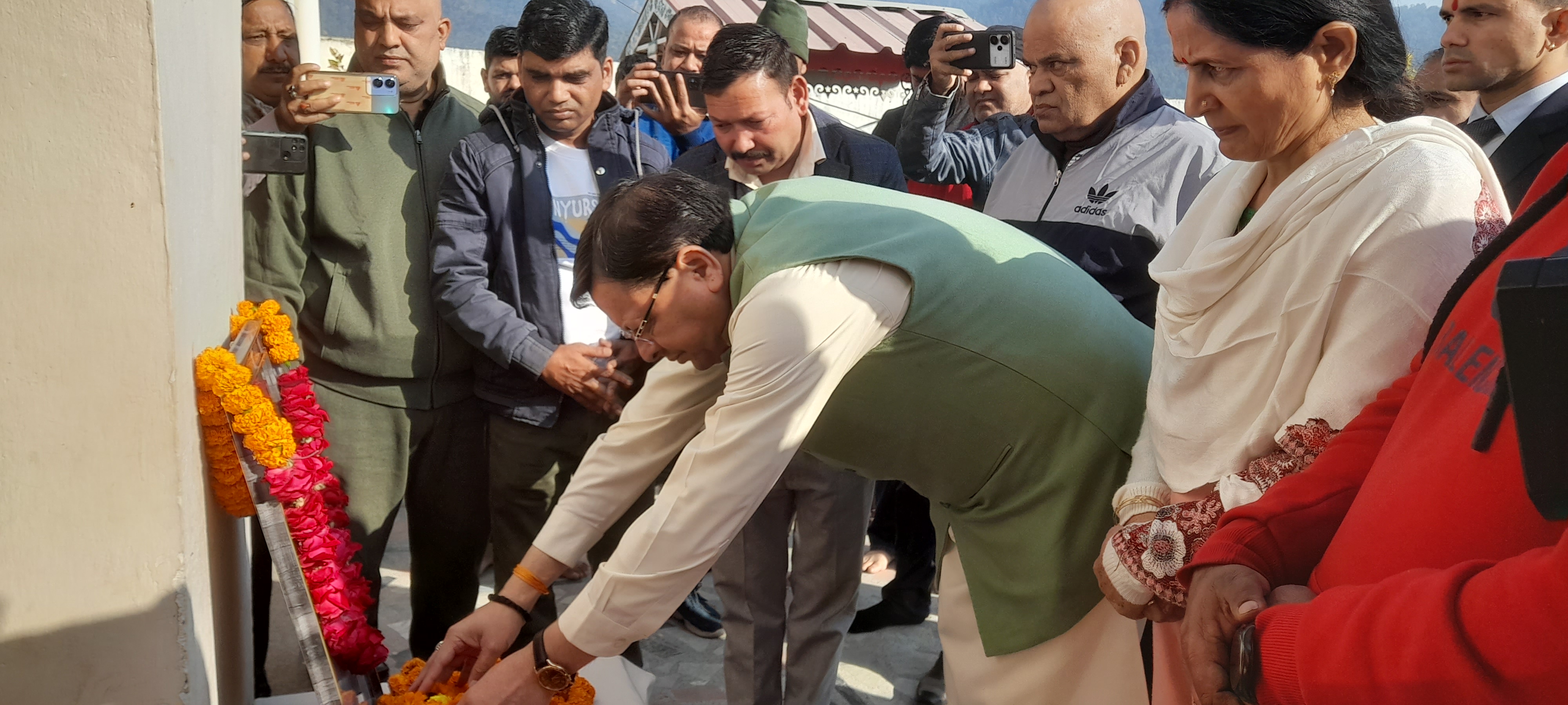 मुख्यमंत्री धामी ने त्रिवेंद्र सिंह पवार को दी मुख्यमंत्री धामी ने त्रिवेंद्र सिंह पवार को दी