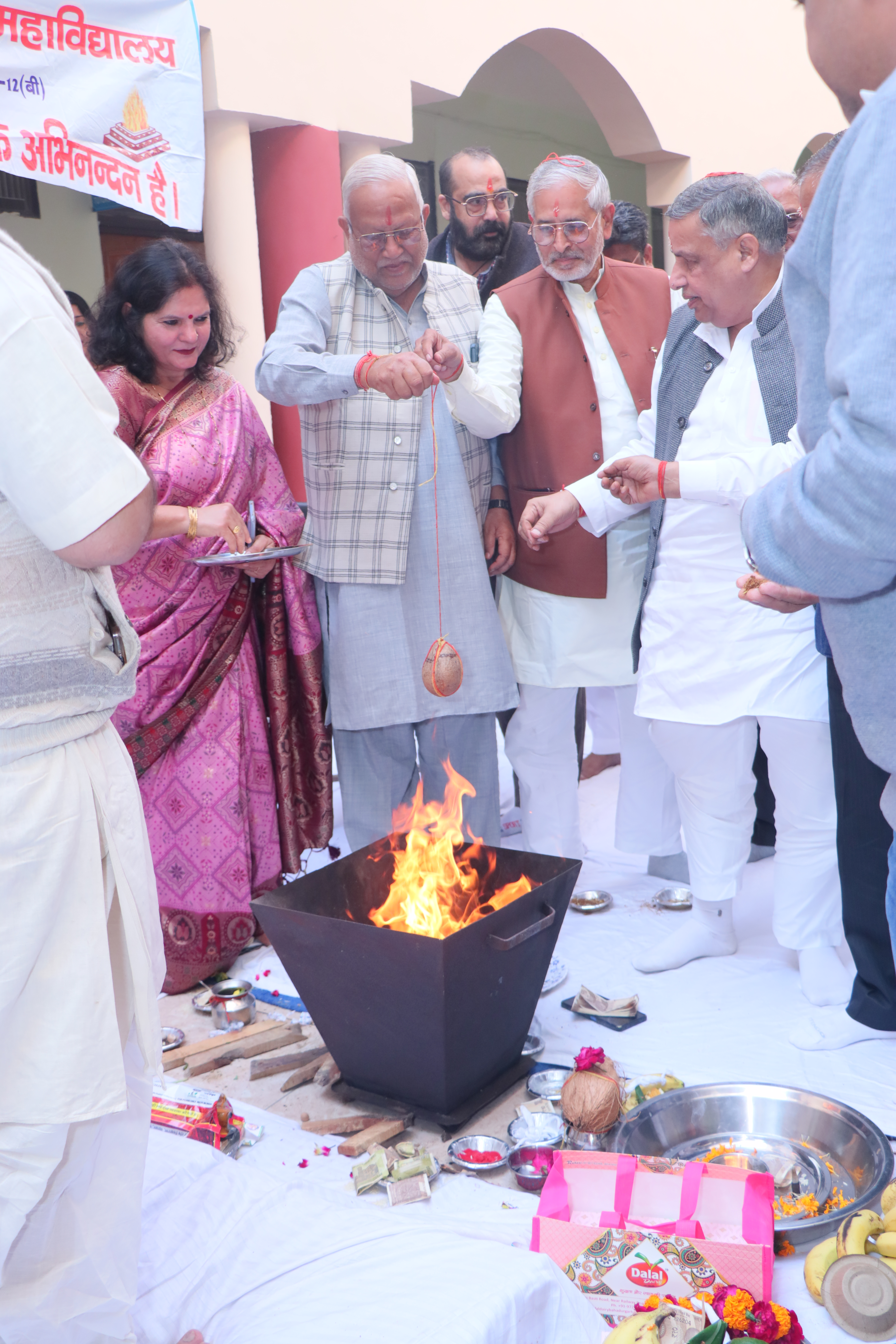नव शिक्षा सत्र के अवसर पर यज्ञ में आहुति देते प्राचार्य प्रबंध समिति के सदस्य नव शिक्षा सत्र के अवसर पर यज्ञ में आहुति देते प्राचार्य प्रबंध समिति के सदस्य