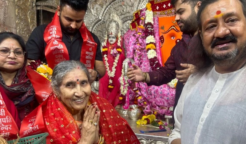 खजराना गणेश मंदिर में दर्शन के बाद जशोदा बेन खजराना गणेश मंदिर में दर्शन के बाद जशोदा बेन