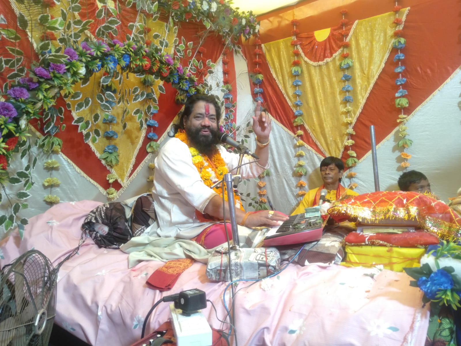 बनियापारा वार्ड में आयोजित भागवत कथा में प्रवचन देते हुए पंडित कालेश्वर महाराज। बनियापारा वार्ड में आयोजित भागवत कथा में प्रवचन देते हुए पंडित कालेश्वर महाराज।
