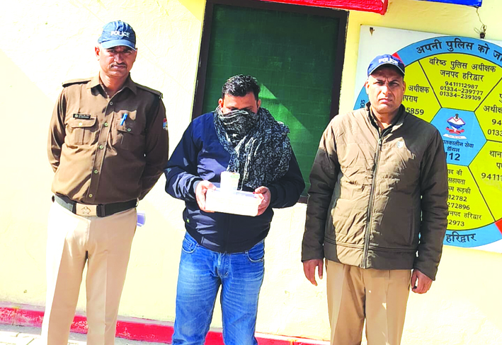 पुलिस गिरफ्त में आरोपित पुलिस गिरफ्त में आरोपित