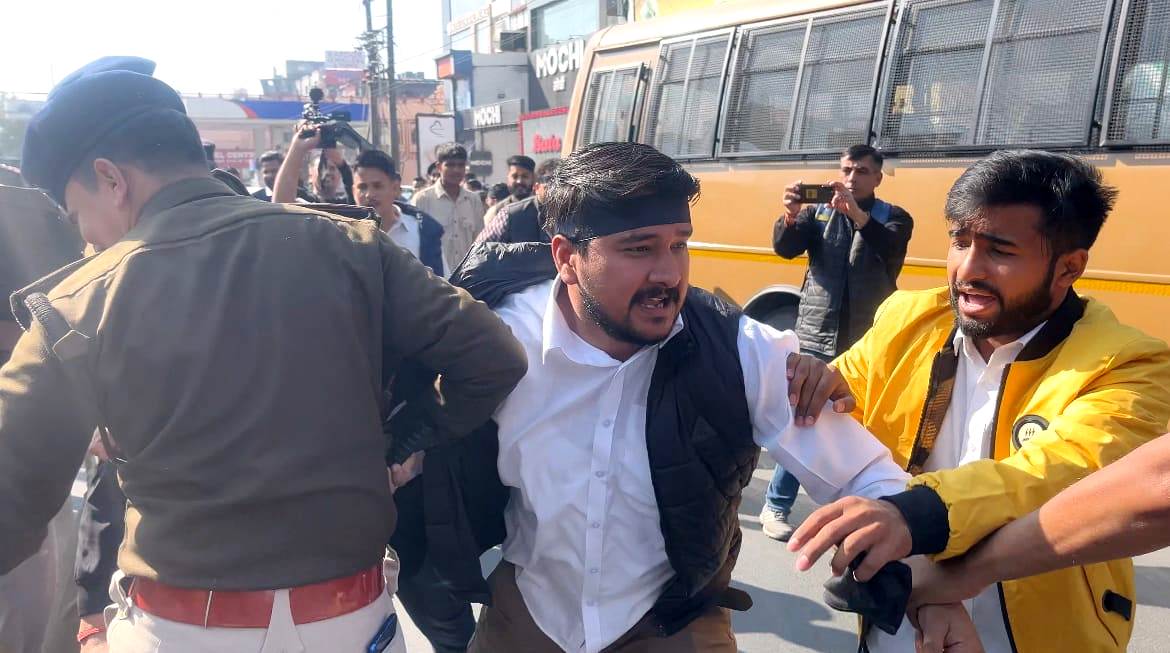 एनएसयूआई कार्यकर्ता काे गिरफ्तार करती पुलिस। एनएसयूआई कार्यकर्ता काे गिरफ्तार करती पुलिस।