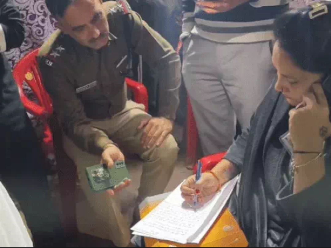 विवाह समारोह में मौके पर पहुंचकर कार्रवाई करते हुए पुलिसविवाह समारोह में मौके पर पहुंचकर कार्रवाई करते हुए पुलिस विवाह समारोह में मौके पर पहुंचकर कार्रवाई करते हुए पुलिसविवाह समारोह में मौके पर पहुंचकर कार्रवाई करते हुए पुलिस