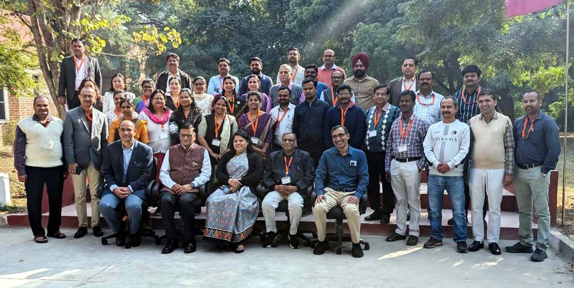 बैठक में भाग लेने वाले प्रतिभागी अधिकारियों के साथ। बैठक में भाग लेने वाले प्रतिभागी अधिकारियों के साथ।