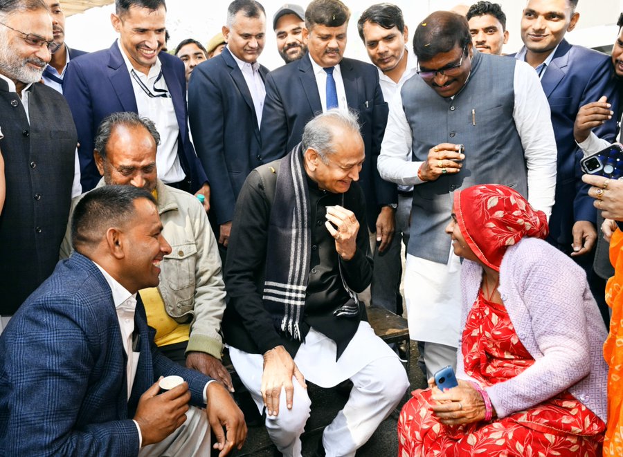 जयपुर में 22 गोदाम सर्किल पर चाय की चुस्कियां लेते वहां मौजूद लोगों से गुफ्तगू करते पूर्व मुख्यमंत्री। जयपुर में 22 गोदाम सर्किल पर चाय की चुस्कियां लेते वहां मौजूद लोगों से गुफ्तगू करते पूर्व मुख्यमंत्री।