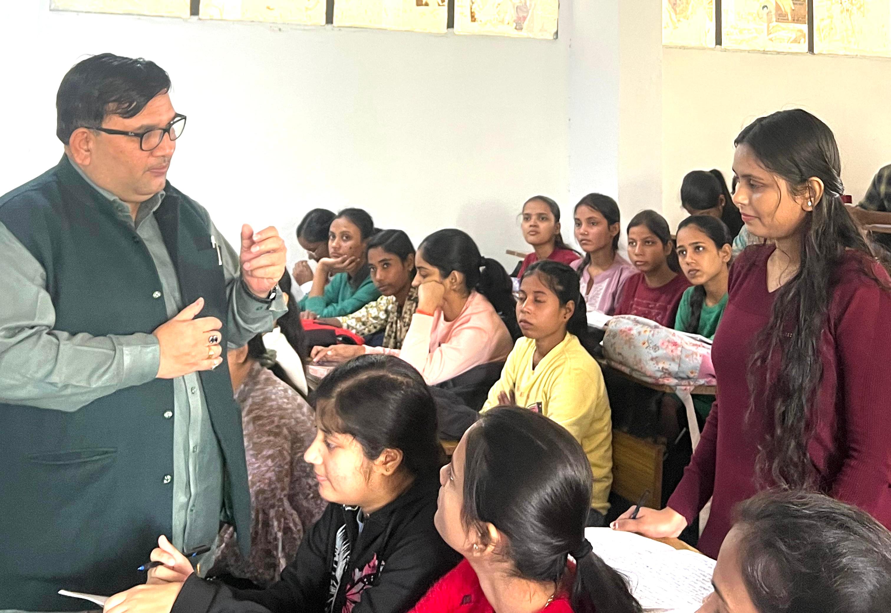 अंग्रेजी विभाग द्वारा डाउट क्लीयरिंग सत्र का आयोजन अंग्रेजी विभाग द्वारा डाउट क्लीयरिंग सत्र का आयोजन