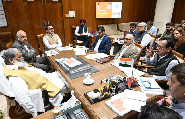 हरियाणा के श्रम मंत्री अनिल विज अधिकारियाें की बैठक लेते हुए हरियाणा के श्रम मंत्री अनिल विज अधिकारियाें की बैठक लेते हुए